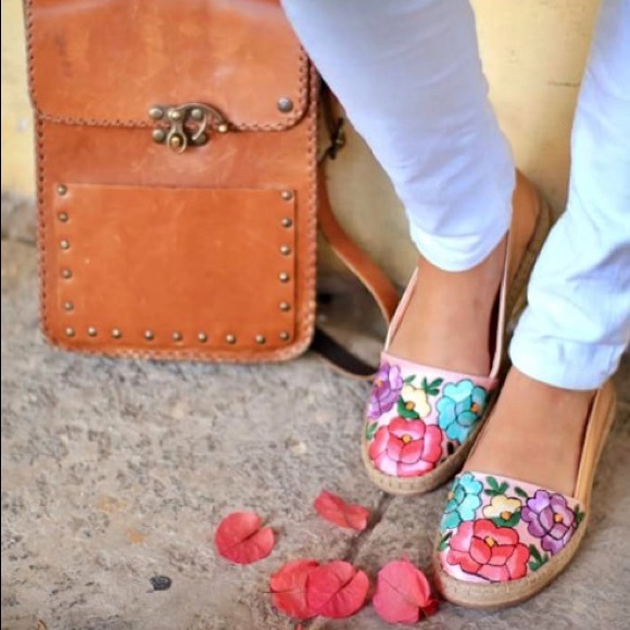 Mexican Embroidered Espadrilles. - Picture 2 of 10